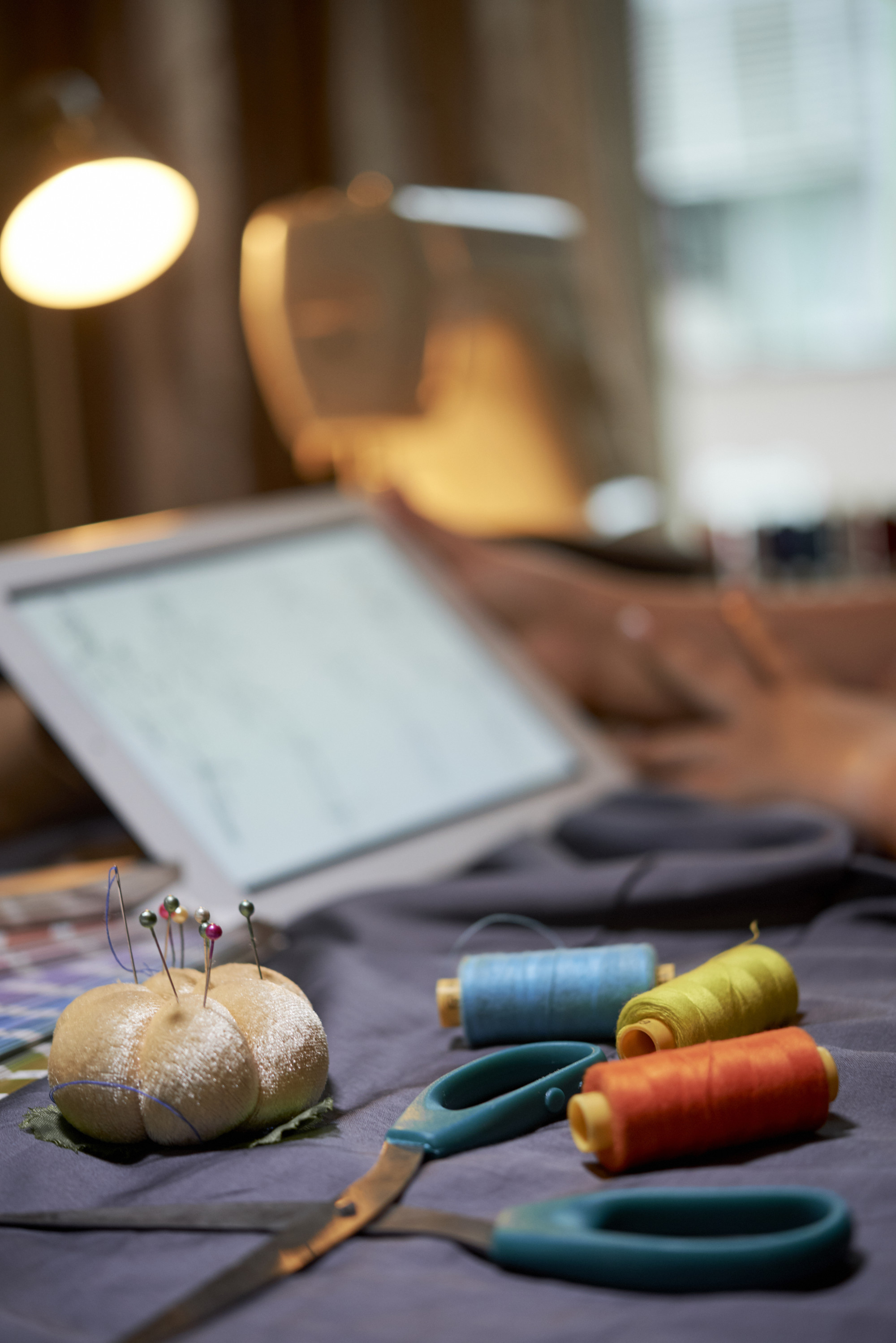 Workspace con macchina da cucire e ricami